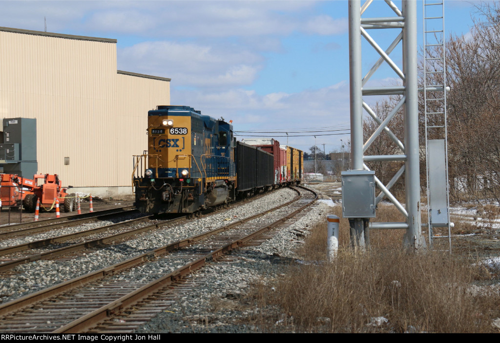 CSX 6538 rolls west through Sunnyside leading 7 cars